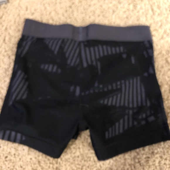 under Armour spandex - Picture 2 of 4